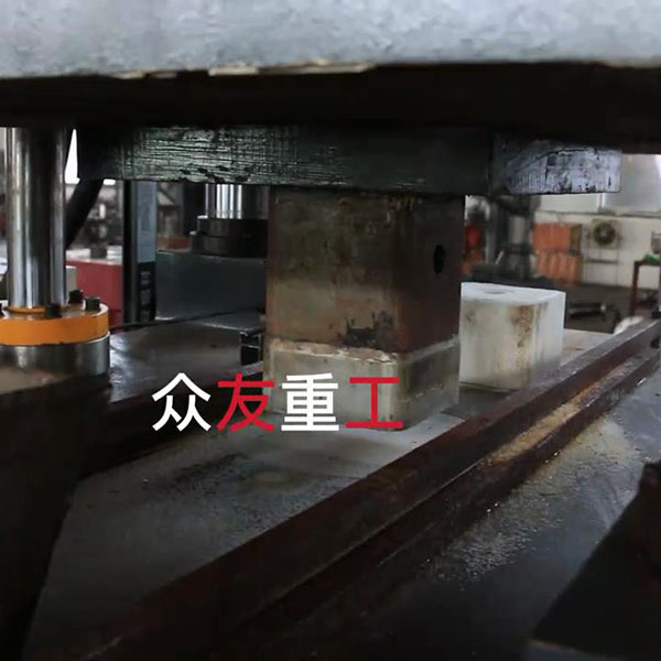 牛羊舔砖是如何压制的？315吨5公斤盐砖机 压制细节视频展示