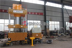 四柱液压机中，其滑块移动速度与什么有关？